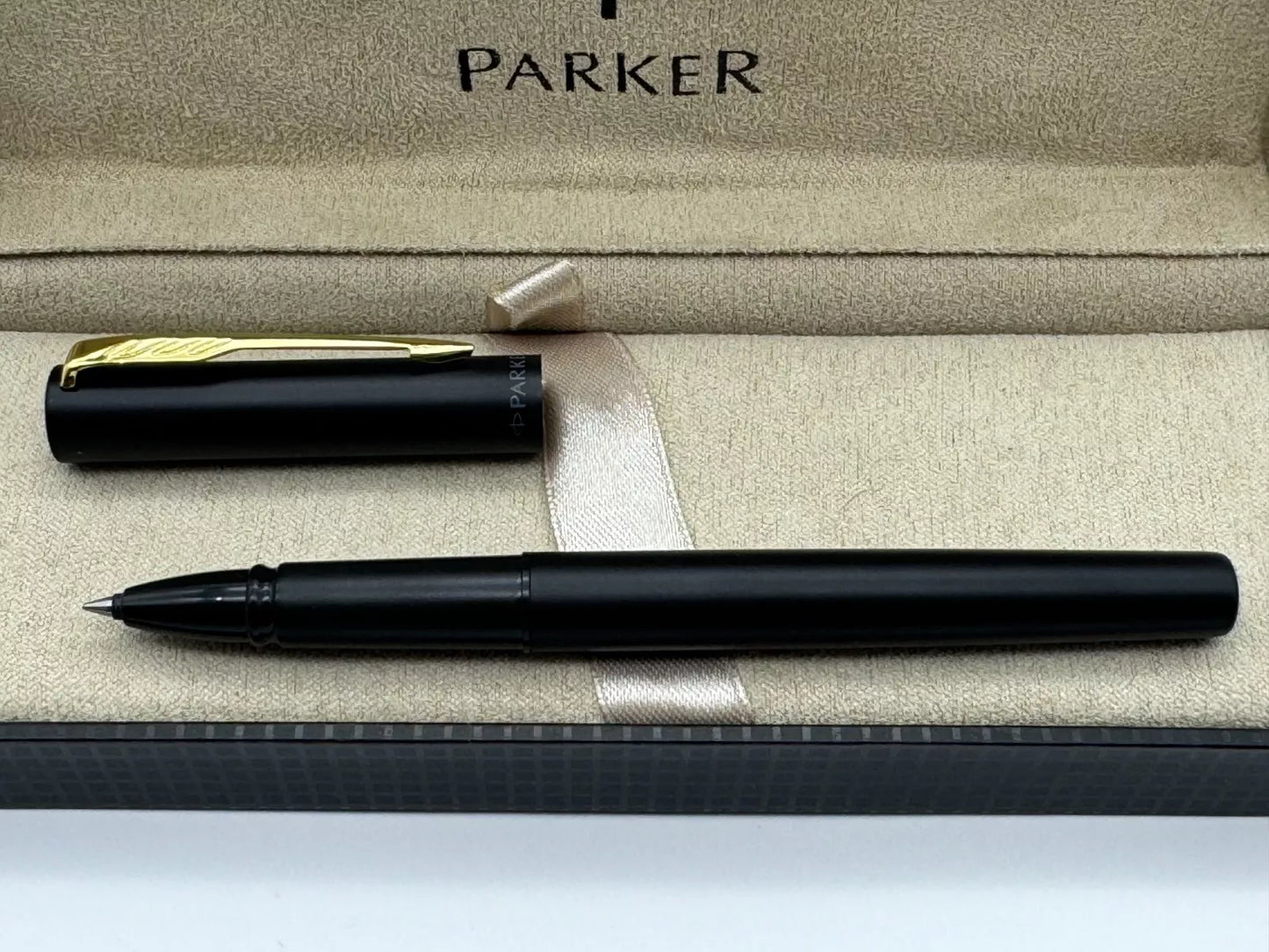 Excelente bolígrafo Parker Vector XL Rollerball, color negro, clip dorado, punta de 0,5 mm (SIN ESTUCHE)