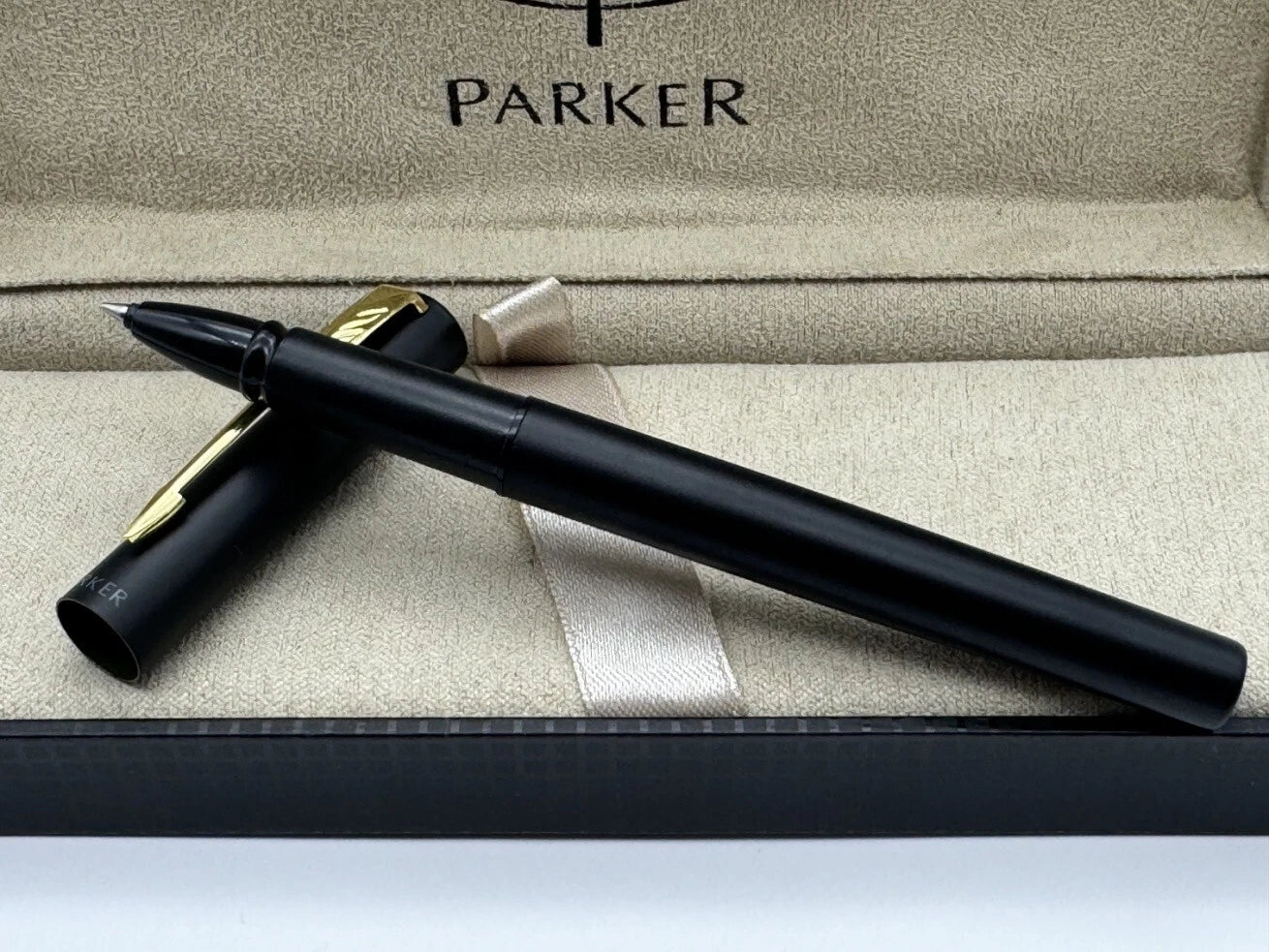 Excelente bolígrafo Parker Vector XL Rollerball, color negro, clip dorado, punta de 0,5 mm (SIN ESTUCHE)