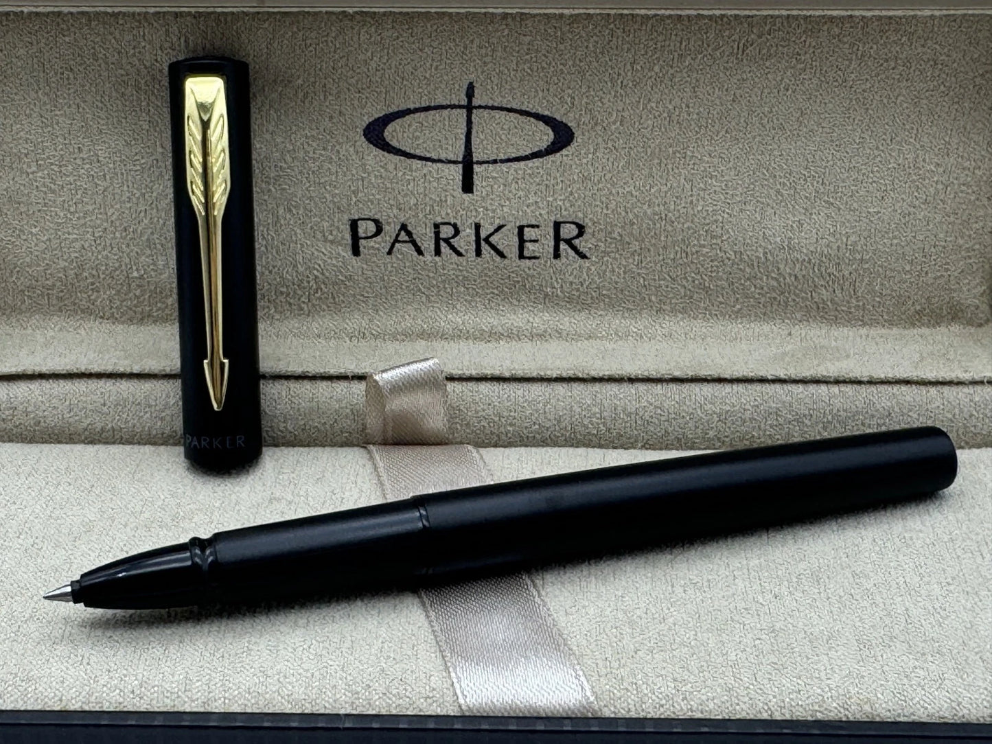 Excelente bolígrafo Parker Vector XL Rollerball, color negro, clip dorado, punta de 0,5 mm (SIN ESTUCHE)